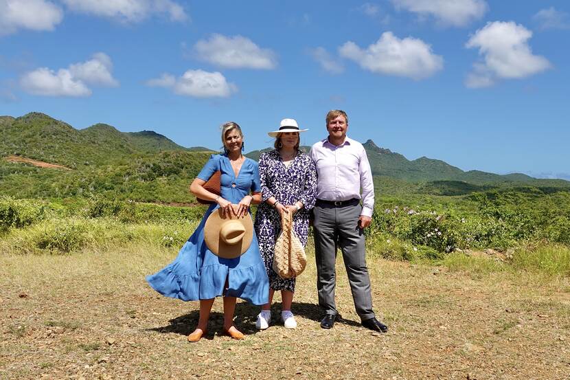 Koning Willem-Alexander, Koningin Máxima en de Prinses van Oranje bezoeken Hofi Mango op Curacao