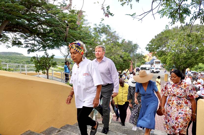Koning Willem-Alexander, Koningin Máxima en de Prinses van Oranje bezoeken Landhuis Knip in Curacao