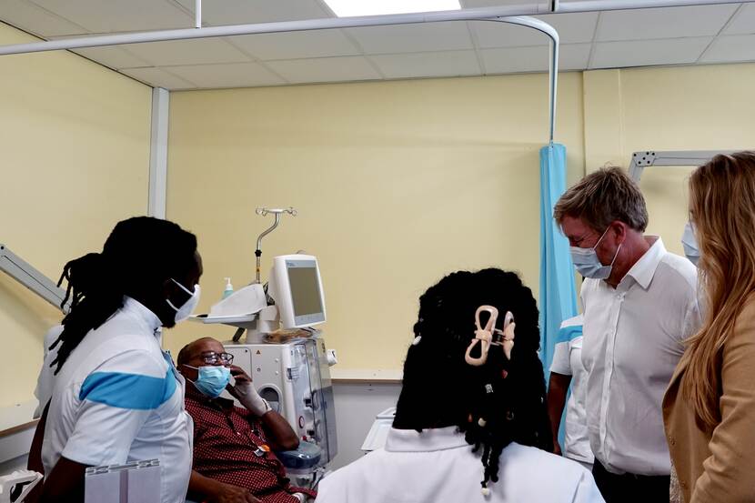 Koning Willem-Alexander en de Prinses van Oranje in SXM Medical Center Sint Maarten