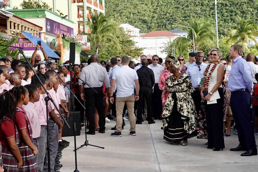 Koning Willem-Alexander, Koningin Máxima en de Prinses van Oranje bekijken een optreden in Philipsburg Sint Maarten
