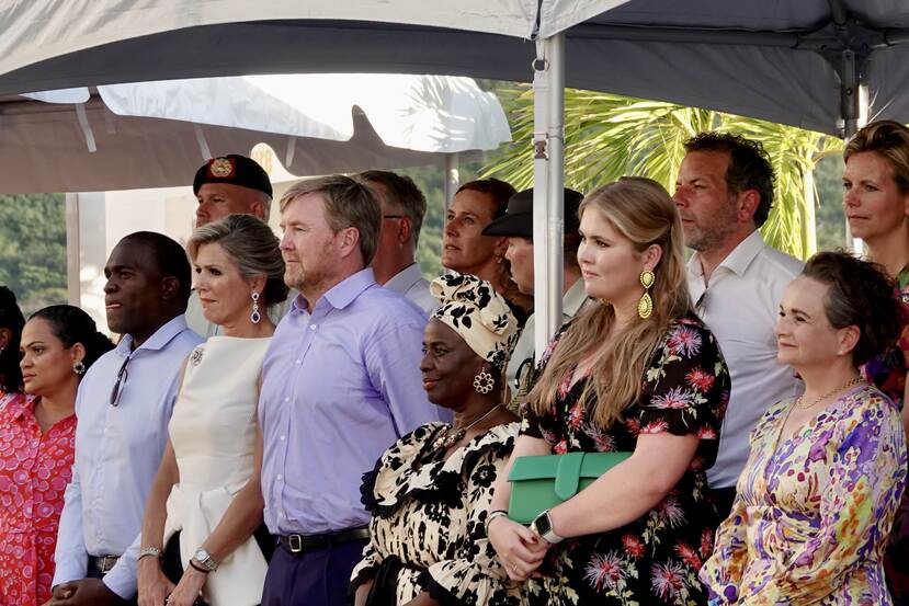 Koning Willem-Alexander, Koningin Máxima en de Prinses van Oranje bekijken een optreden in Philipsburg Sint Maarten