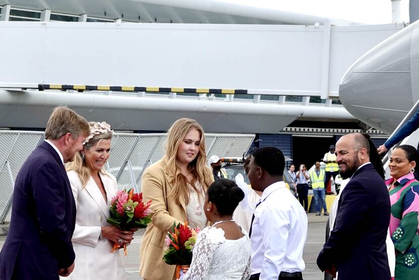 Koning Willem-Alexander, Koningin Máxima en Prinses van Oranje arriveren op vliegveld Sint Maarten