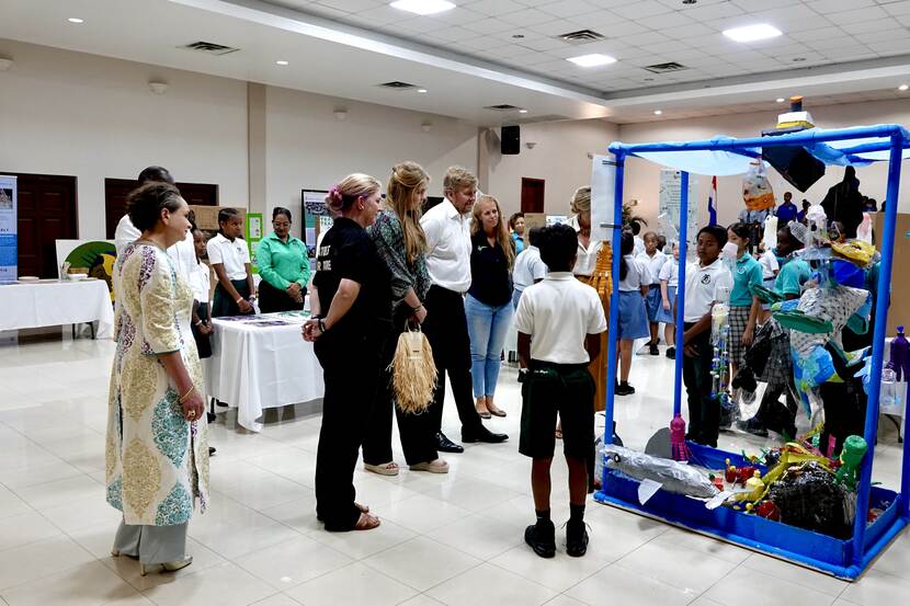 Koning Willem-Alexander, Koningin Máxima en de Prinses van Oranje bezoeken de wetenschapsbeurs In-No-Plastic op Sint Maarten