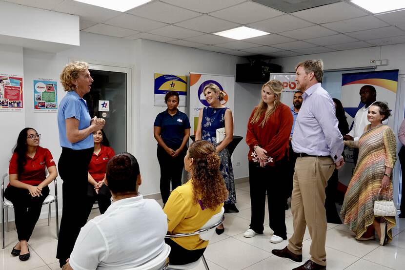 Koning Willem-Alexander, Koningin Máxima en de Prinses van Oranje bezoeken Resources for Community Resilience in Sint Maarten