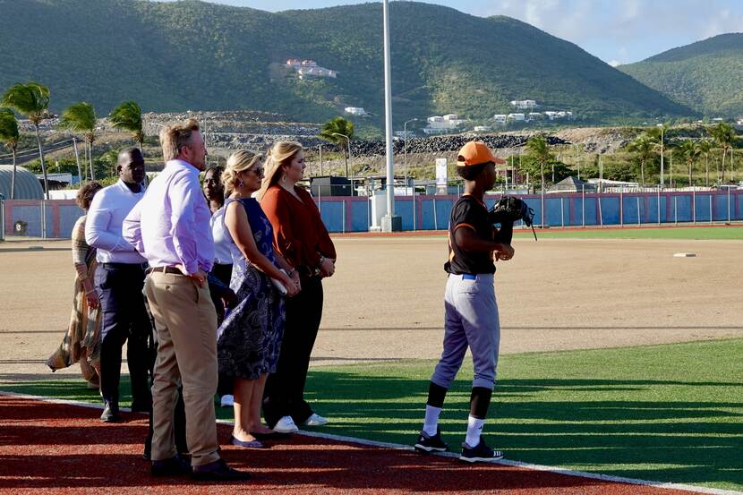 Koning Willem-Alexander, Koningin Máxima en de Prinses van Oranje bij honkbaltoernooi in Sint Maarten