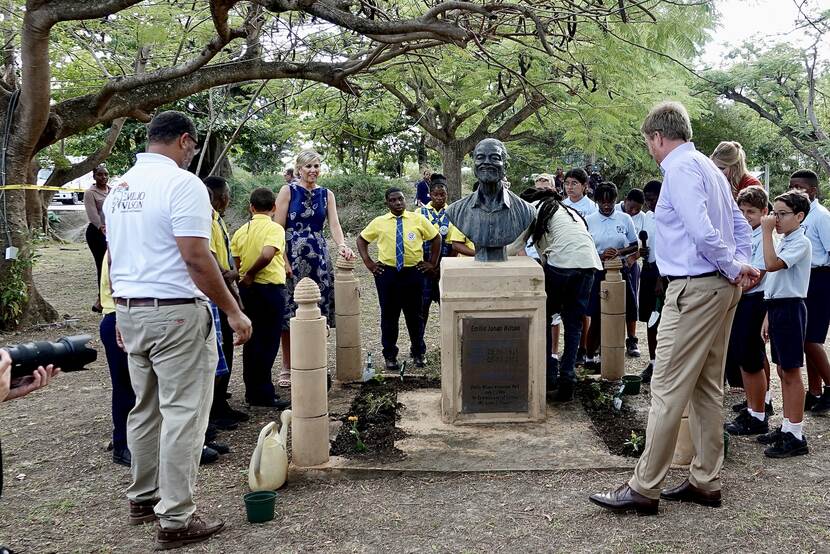 Koning Willem-Alexander, Koningin Máxima en Prinses van Oranje bij planten gele salie in Sint Maarten