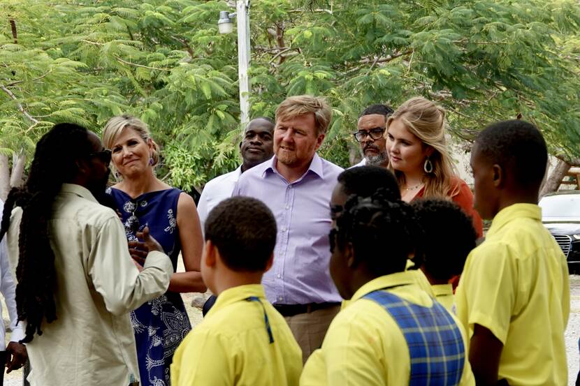 Koning Willem-Alexander, Koningin Máxima en Prinses van Oranje in gesprek met scholieren Sint Maarten
