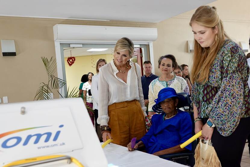 Koningin Máxima en de Prinses van Oranje bij woonvoorziening White and Yellow Cross Care Foundation