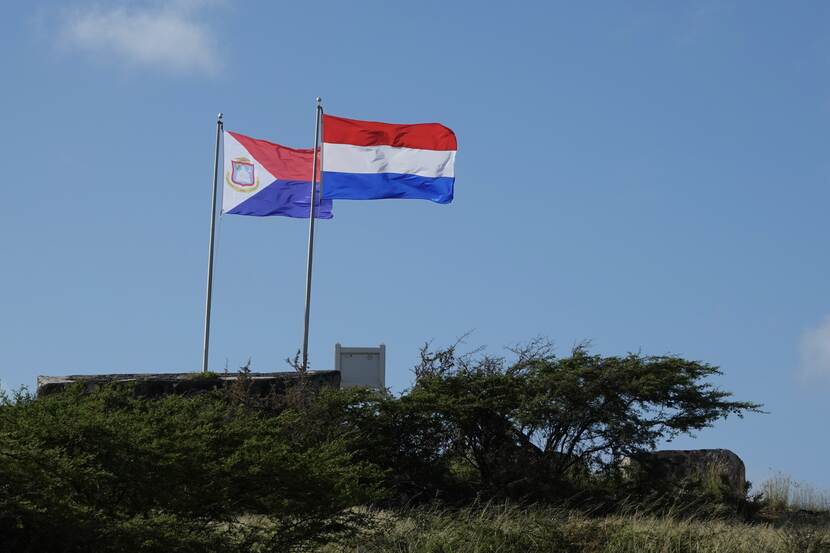 Vlaggen van Sint Maarten en Nederland