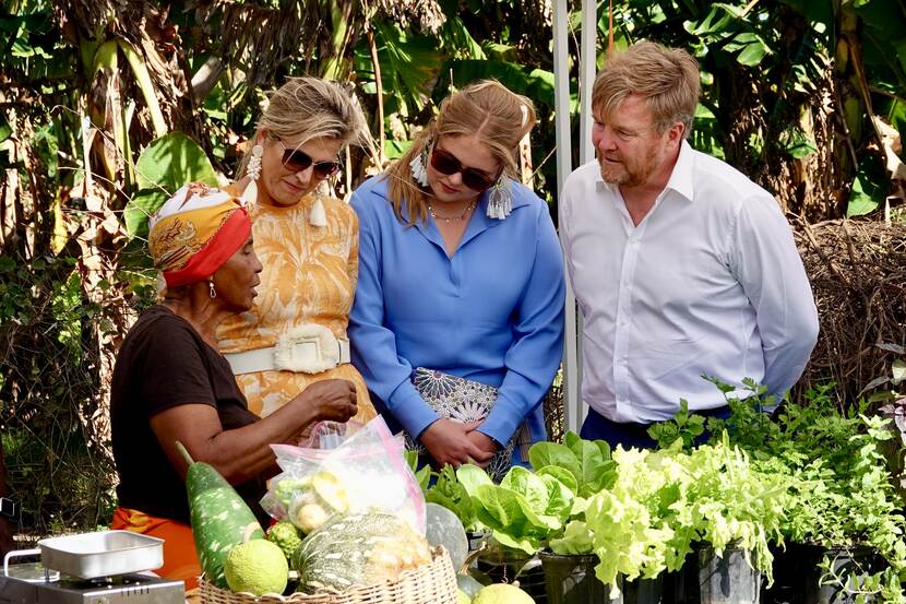Koning Willem-Alexander, Koningin Máxima en de Prinses van Oranje in Tuin Concordia op Sint Eustatius