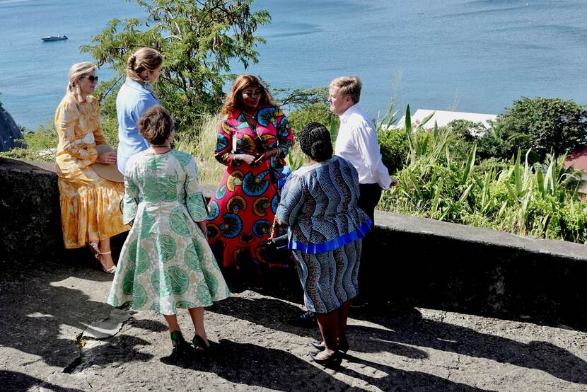 Koning Willem-Alexander, Koningin Máxima en de Prinses van Oranje wandeling Oranjestad Sint Eustatius