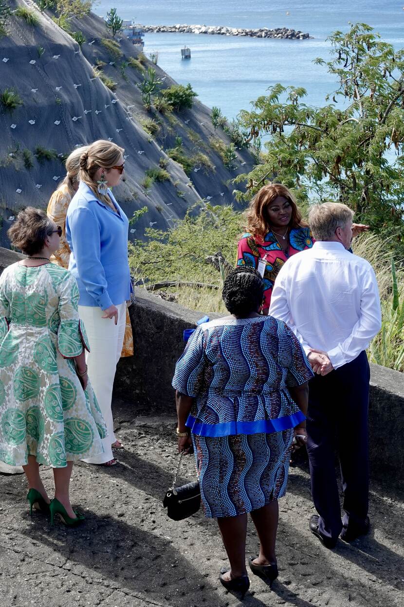 Koning Willem-Alexander, Koningin Máxima en de Prinses van Oranje wandeling Oranjestad Sint Eustatius