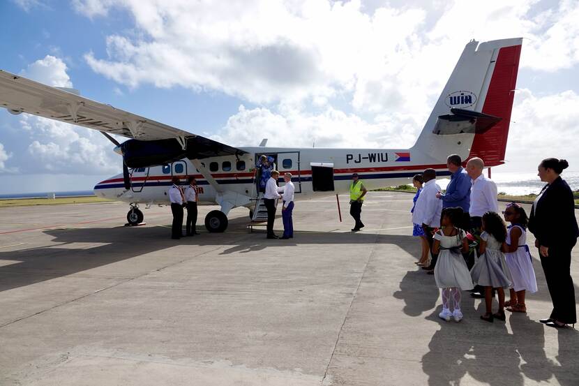 Koning Willem-Alexander aankomst vliegveld Saba