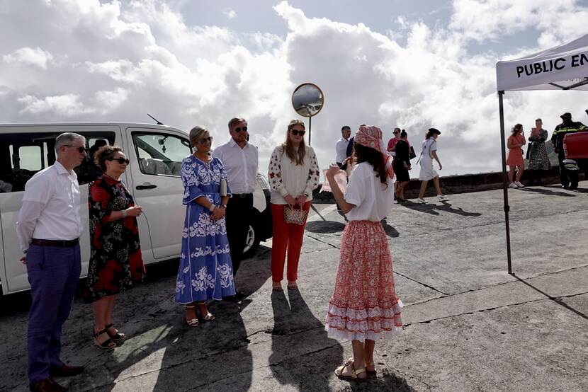 Koning Willem-Alexander, Koningin Máxima en Prinses van Oranje bij kantklossen Saba