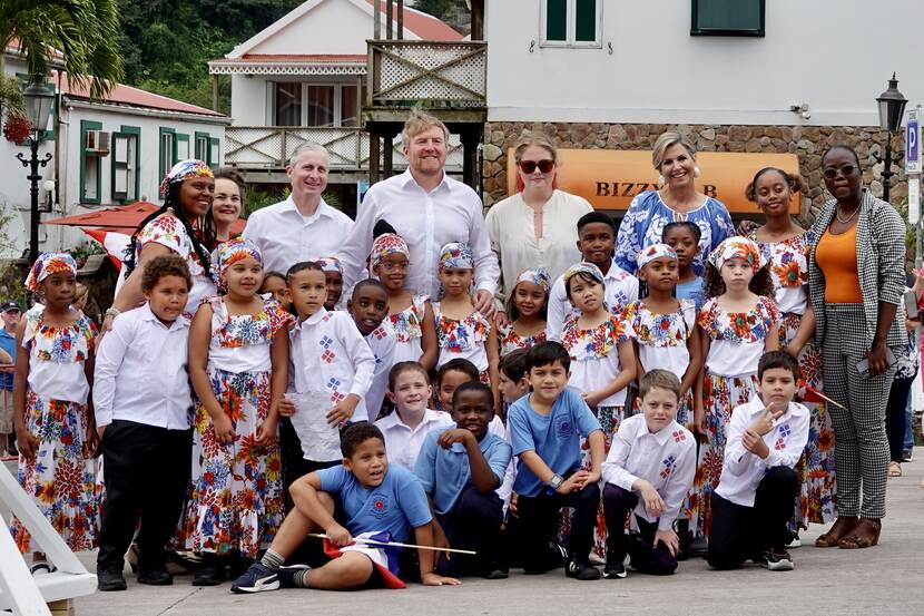 Koning Willem-Alexander, Koningin Máxima en Prinses van Oranje met kinderen Windwardside Saba