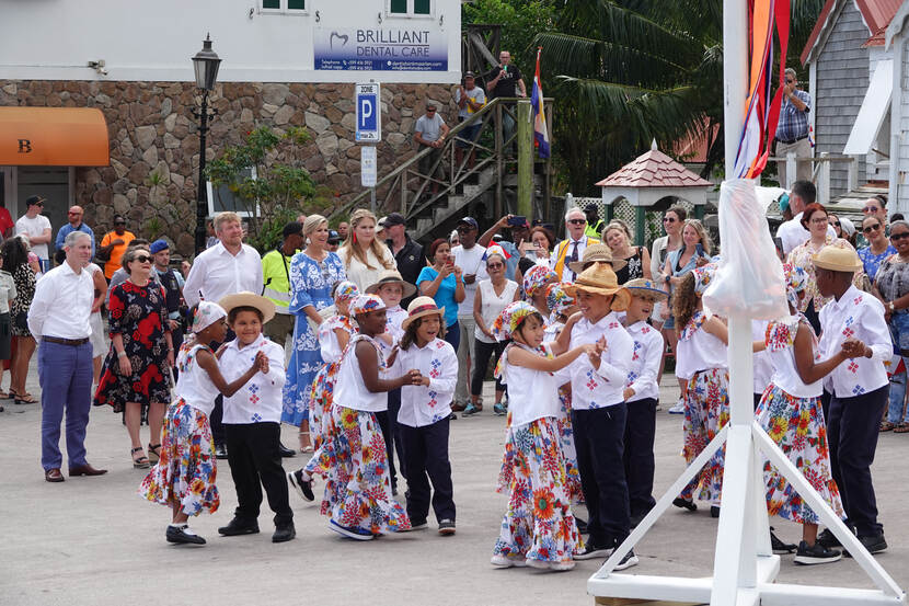Koning Willem-Alexander, Koningin Máxima en Prinses van Oranje optreden Windwardside Saba 2.jpg