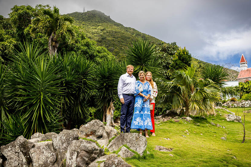 Het Koninklijk Paar en de Prinses van Oranje bij het Harry L. Johnson Museum op Saba