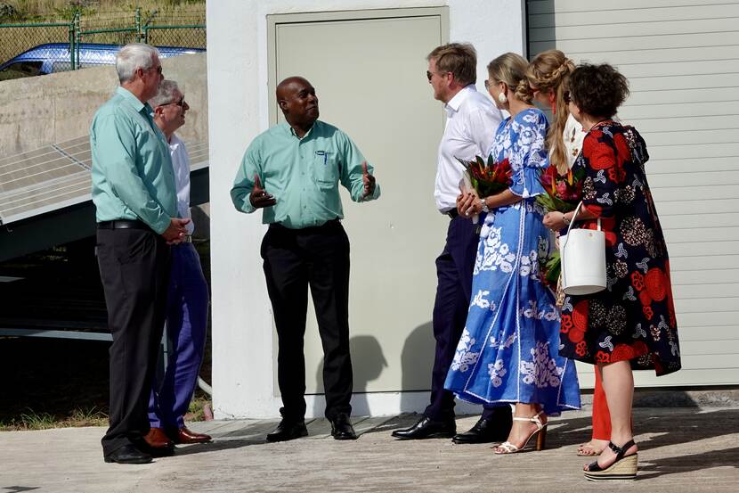 Koning Willem-Alexander, Koningin Máxima en Prinses van Oranje bij Solar Park op Saba