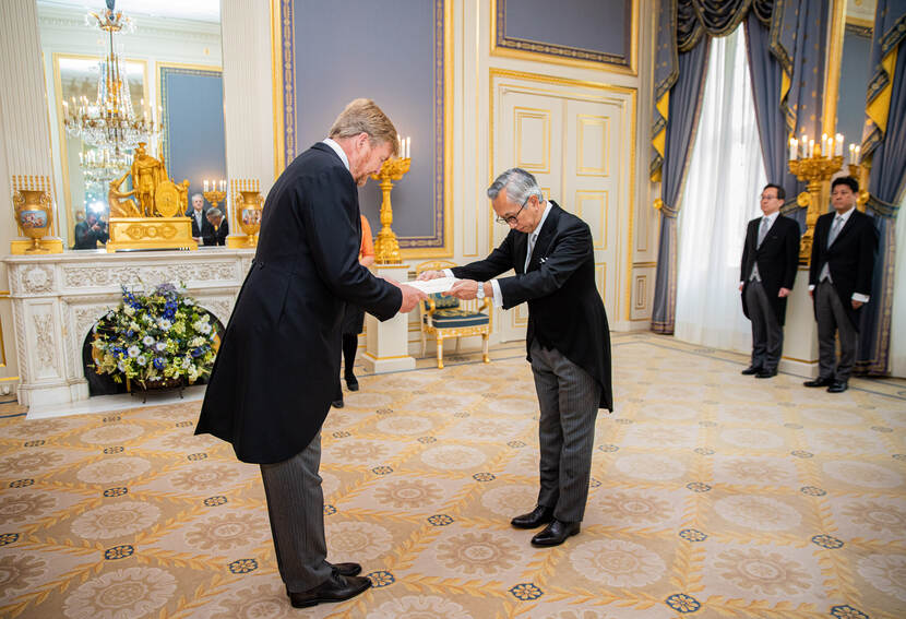 Ambassadeur Japan overhandigt geloofsbrieven aan Koning Willem Alexander
