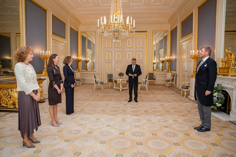 Koning Willem-Alexander ontvangt mevrouw Van den Biggelaar, mevrouw Blomberg en mevrouw Kaajan van de Raad van State ter beëdiging