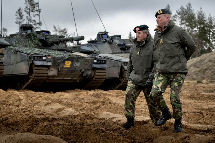 Koning Willem-Alexander bezoekt Nederlandse troepen in Litouwen