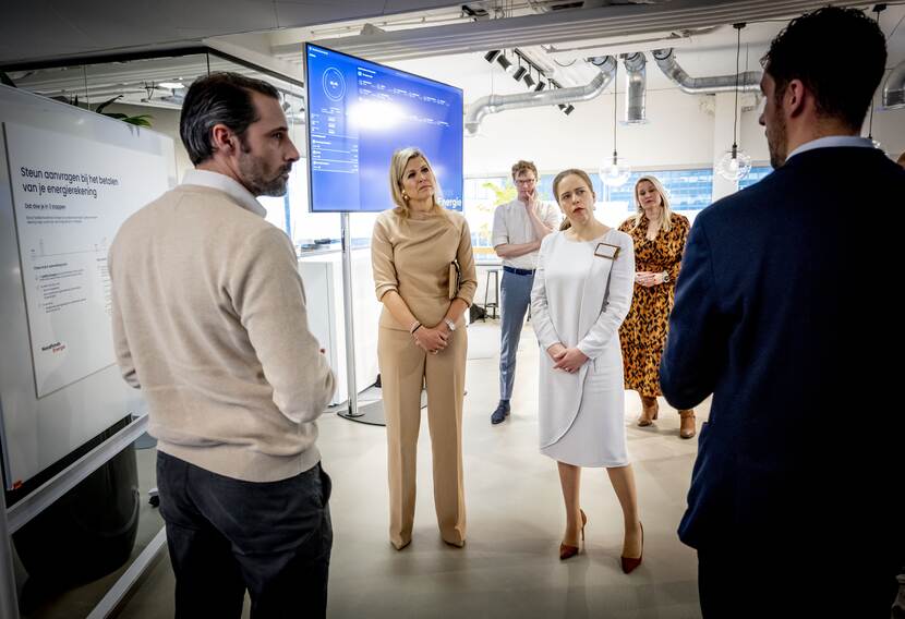 Koningin Máxima bezoekt klantcontactcentrum Tijdelijk Noodfonds Energie
