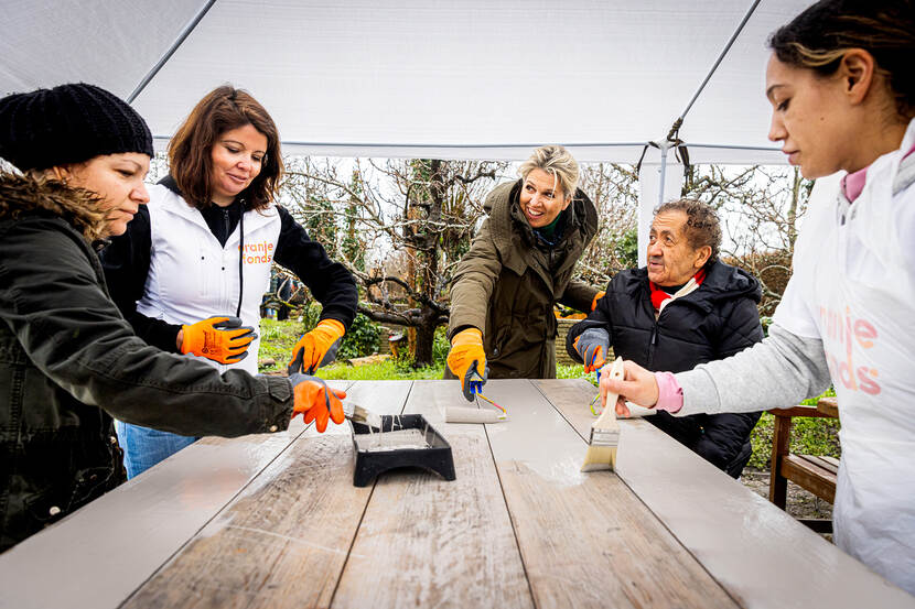 Koning Willem-Alexander en Koningin Máxima nemen deel aan NLdoet van het Oranje Fonds. Zij gaan samen met vrijwilligers aan de slag om Wijktuin Noordhove van stichting Piëzo gereed te maken voor een nieuwe plantseizoen.
