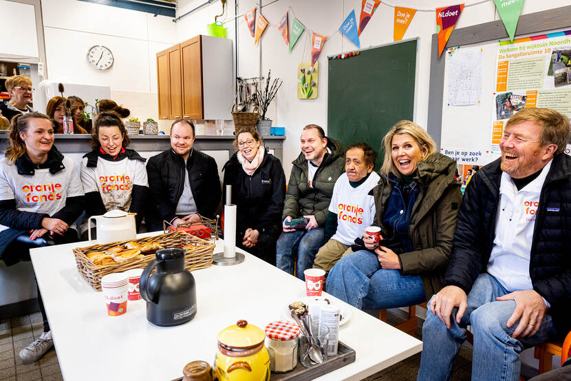 Koning Willem-Alexander en Koningin Máxima nemen deel aan NLdoet van het Oranje Fonds. Zij gaan samen met vrijwilligers aan de slag om Wijktuin Noordhove van stichting Piëzo gereed te maken voor een nieuwe plantseizoen.