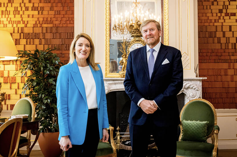 Koning Willem-Alexander ontvangt voorzitter Europees Parlement Roberta Metsola op Paleis Huis ten Bosch