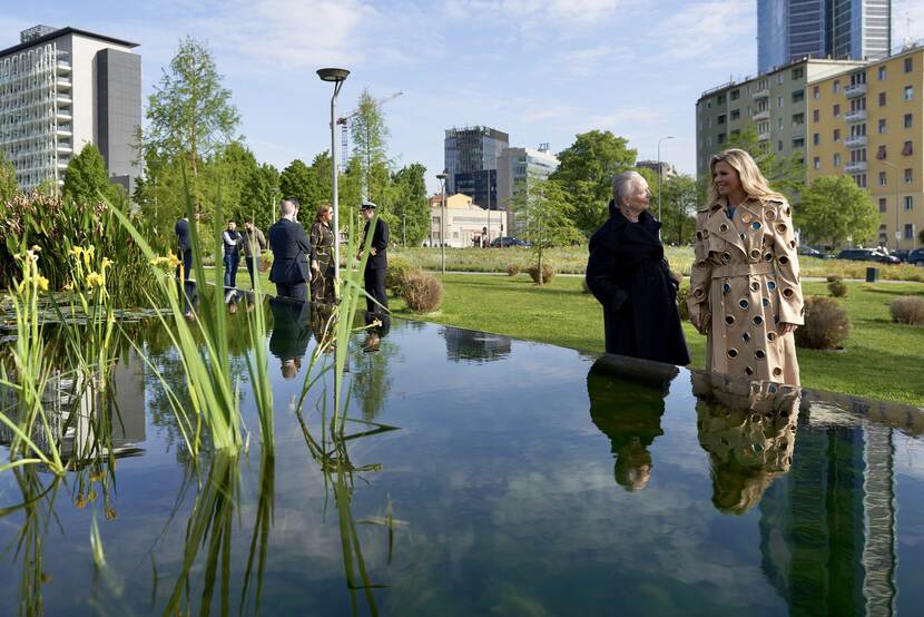 Koningin Máxima in stadspark Isola in Milaan tijdens Milan Design Week