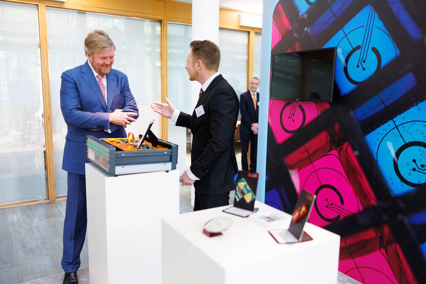 Koning Willem-Alexander bezoekt Holst Centre en Photondelta op de High Tech Campus in Eindhoven