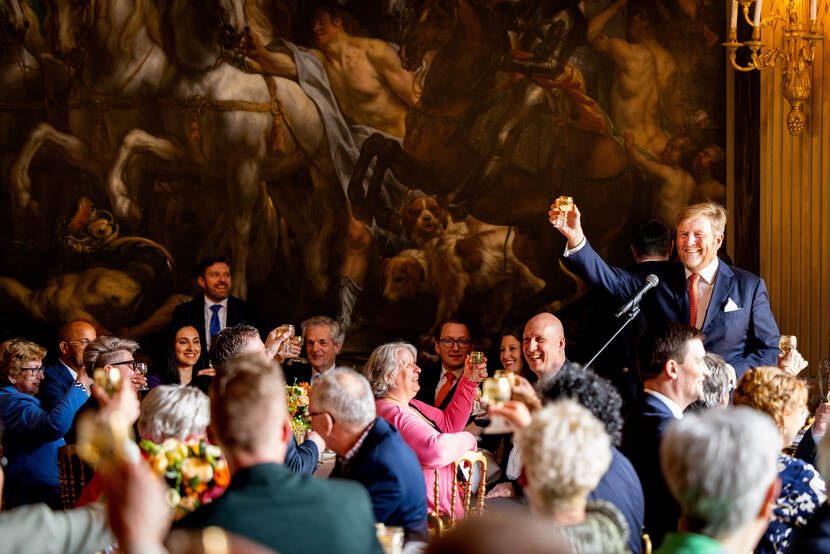 Koning Willem-Alexander toost bij lunch 10 jaar Koningschap