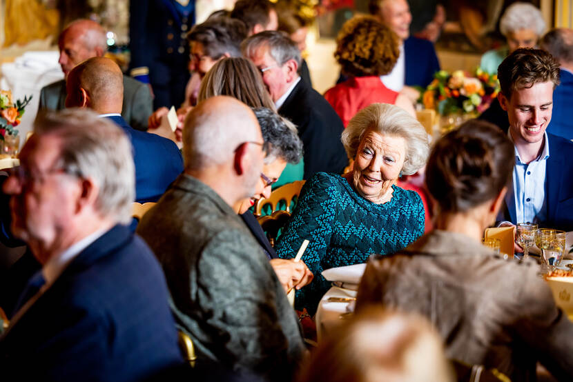 Prinses Beatrix bij lunch 10 jaar Koningschap