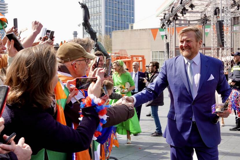 Koningsdag 2023 Koning Willem-Alexander groet het publiek in Rotterdam