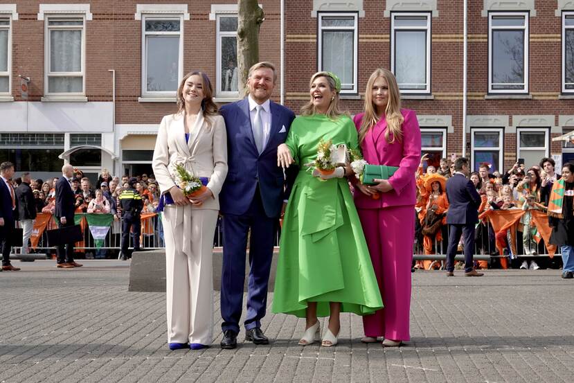 Het Koninklijk gezin wordt welkom geheten op het Afrikaanderplein in Rotterdam-Zuid