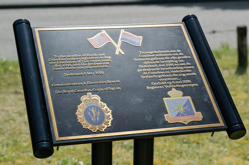 Plaquette ter nagedachtenis aan de in de Tweede Wereldoorlog gesneuvelde Canadese militairen van de Verbindingsdienst