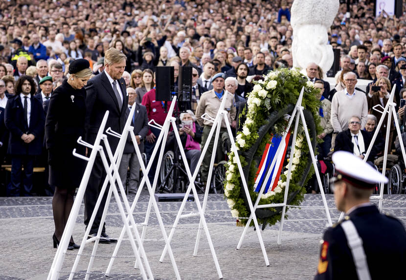 Koning Willem-Alexander en Koningin Máxima leggen een krans bij de Nationale Herdenking 2023