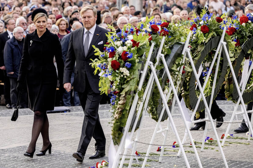 Koning Willem-Alexander en Koningin Máxima bij de kranslegging tijdens de Nationale Herdenking 2023
