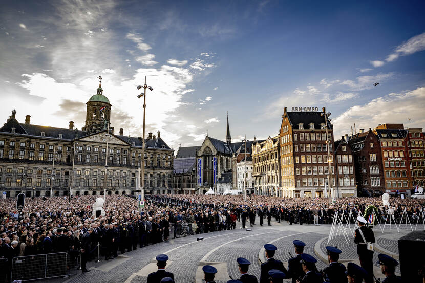 Koning Willem-Alexander en Koningin Máxima bij de kranslegging tijdens de Nationale Herdenking 2023
