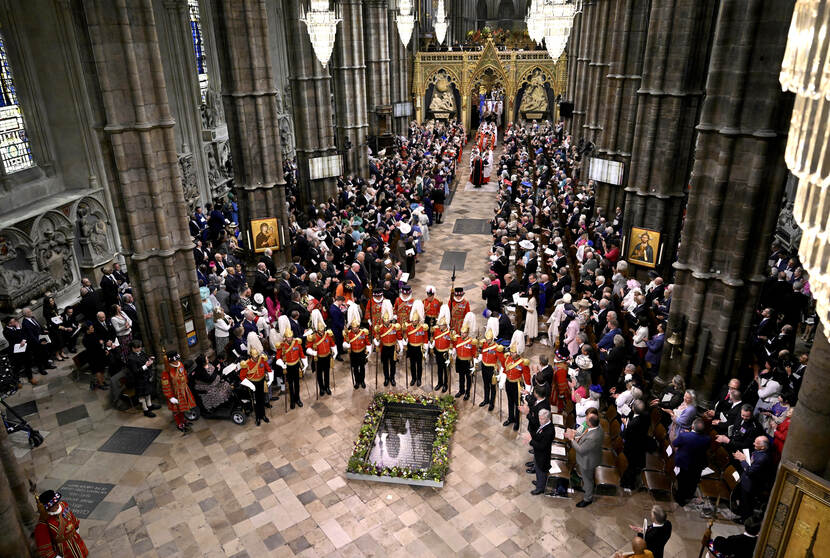 Westminster Abbey tijdens kroning van Koning Charles III en Koningin Camilla