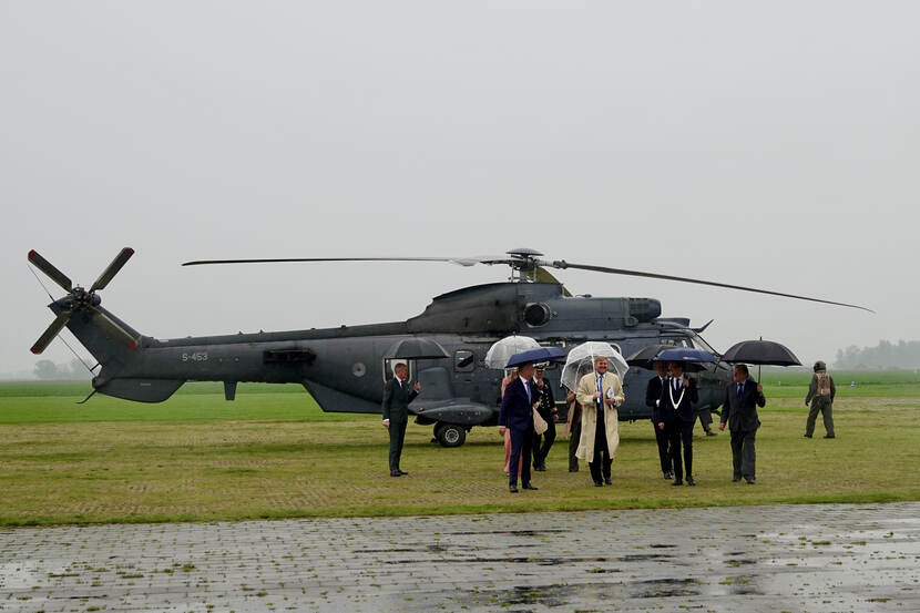Koning Willem-Alexander en Koningin Máxima komen met helikopter aan op het vliegveld van Texel