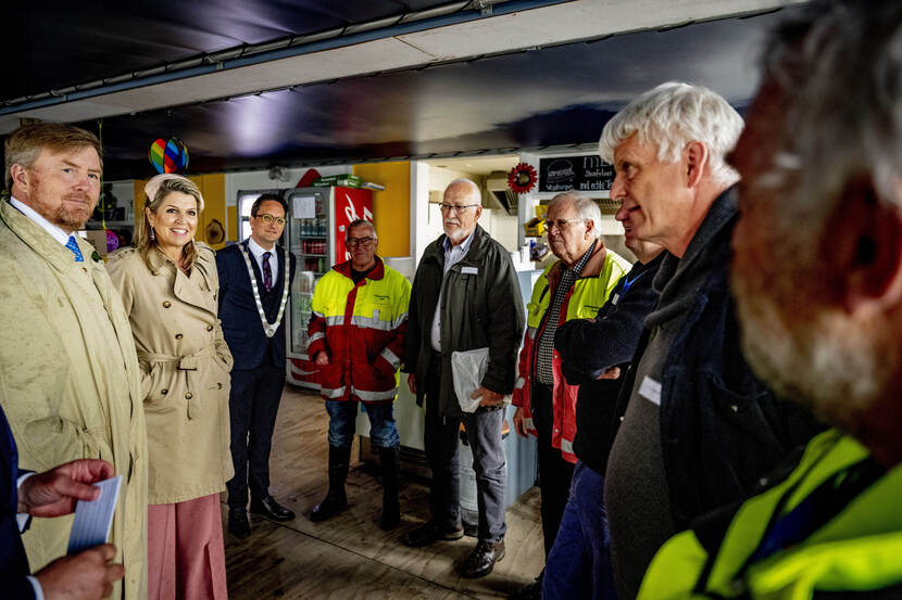 Koninklijk Paar spreekt met hulpstrandvonders op Texel