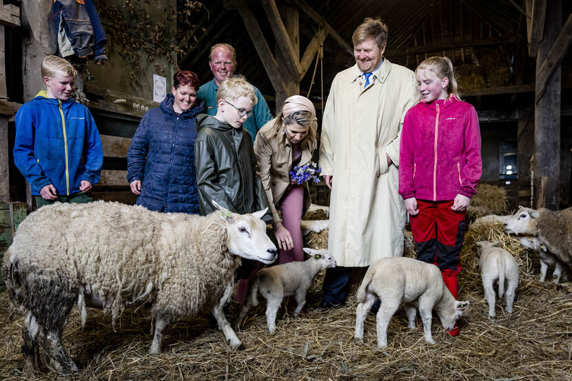 Koning Willem-Alexander en Koningin Máxima bij schapenboerderij de Waddel met Texelse ondernemers en kinderen