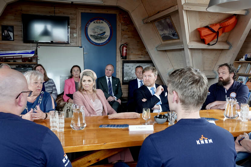 Koning Willem-Alexander en Koningin Máxima spreken met de vrijwillige bemanning van de KNRM