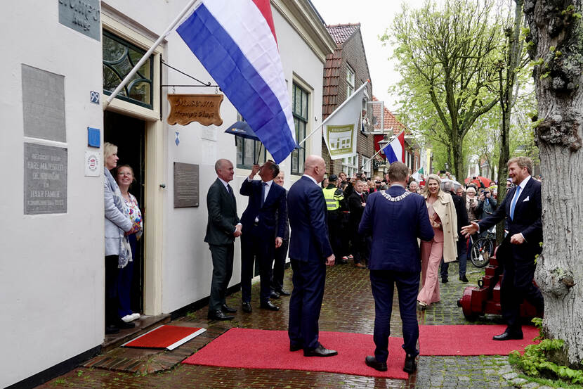 Koning Willem-Alexander en Koningin Máxima bezoeken museum  Tromp's Huys op Vlieland