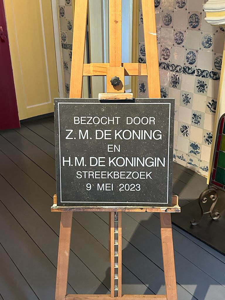 Plaquette Koning Willem-Alexander en koningin Máxima in Tromp's Huys op Vlieland