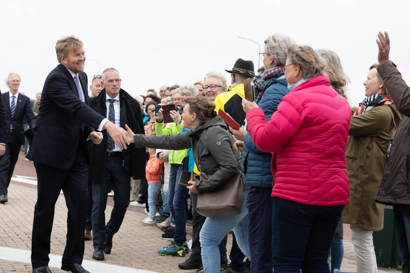 Koning Willem-Alexander begroet publiek