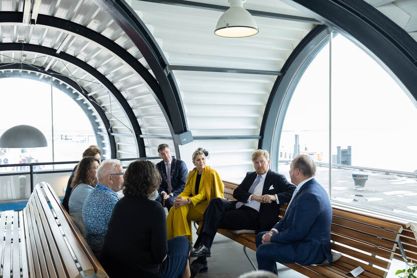 Koning Willem-Alexander en Koningin Máxima in gesprek in veerboot terminal