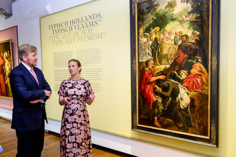 Koning Willem-Alexander bekijkt kunstwerk