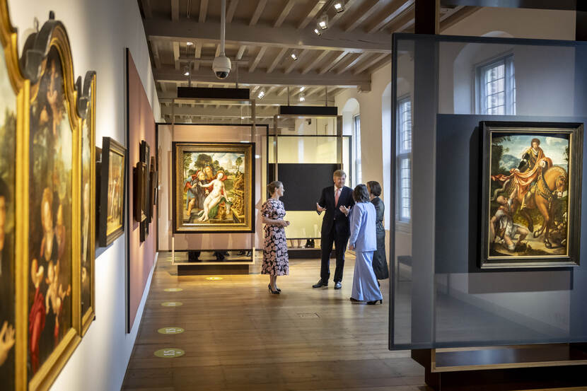 Koning Willem-Alexander bij tentoonstelling